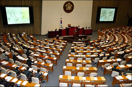 24일 국회 본회의 정치분야 대정부질문에서 민병두 열린우리당 의원이 멀티미디어를 이용해 발언하고 있다. 